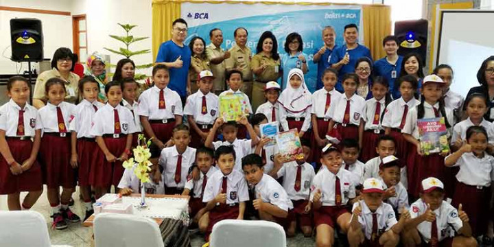 Bukti Bakti, BCA Bagikan Buku untuk Anak Indonesia