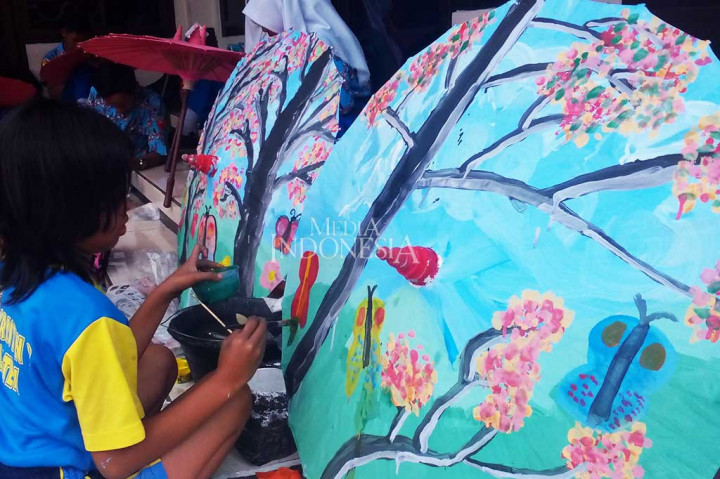 Ribuan Siswa Ikut Lomba Lukis Payung