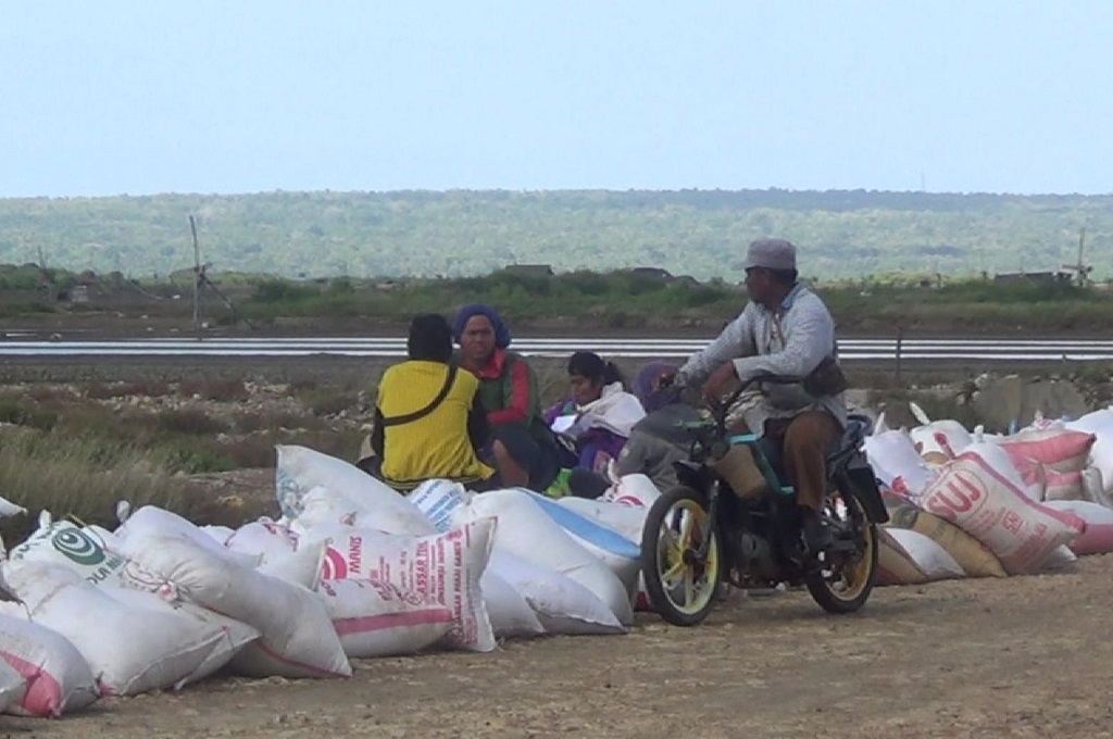 Petani garam di Kalianget Sumenep beristirahar usai panen, MTVN - Rahmatullah