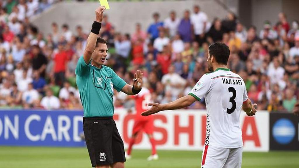 Aksi Ben Williams, wasit asal Australia (Foto: http://theworldgame.sbs.com.au)