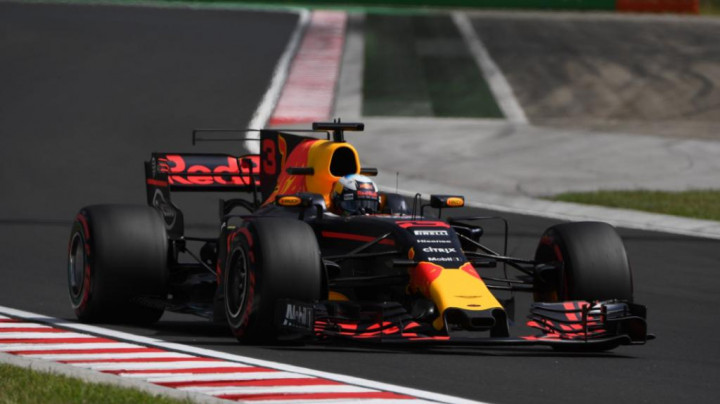 Ricciardo Pertegas Dominasi Red Bull di Hari Pertama