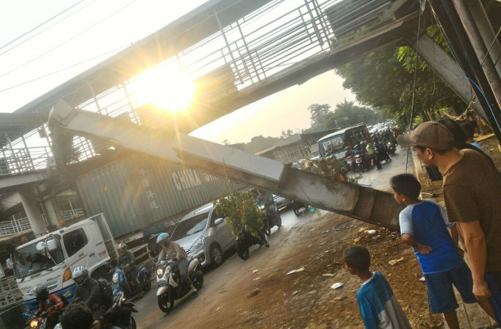 JPO Daan Mogot Koyak Tertabrak Truk