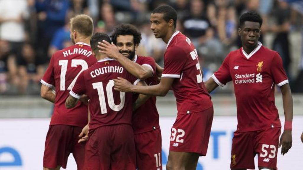 Mohamed Salah memeluk Coutinho (Foto: thisisanfield)