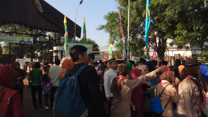 Warga Mengantre Ratusan Meter Menunggu Kedatangan Jokowi