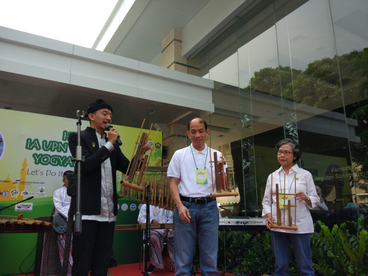 Arcandra Tahar Menjajal Main Angklung