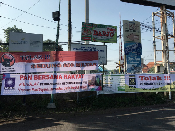 Tiga Fraksi DPRD Sidoarjo Pasang Spanduk Penolakan Gedung 17 Lantai