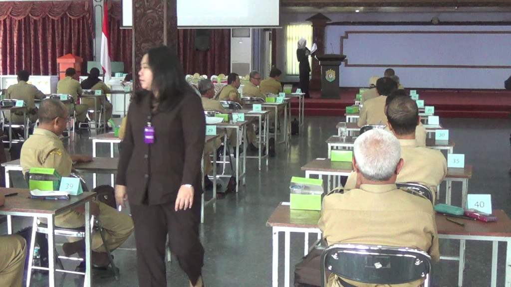 Para sekretaris desa berstatus PNS sedang mengikuti tes kemampuan. (Metrotvnews.com/Iswahyudi)
