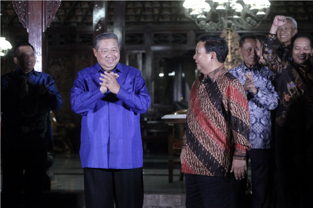 Ketua Umum Partai Demokrat Susilo Bambang Yudhoyono (kiri) dan Ketua Umum Partai Gerindra Prabowo Subianto (kanan) seusai melakukan pertemuan di Kediaman SBY di Cikeas, Bogor, Jawa Barat, Kamis (27/7)--MI/ARYA MANGGALA 