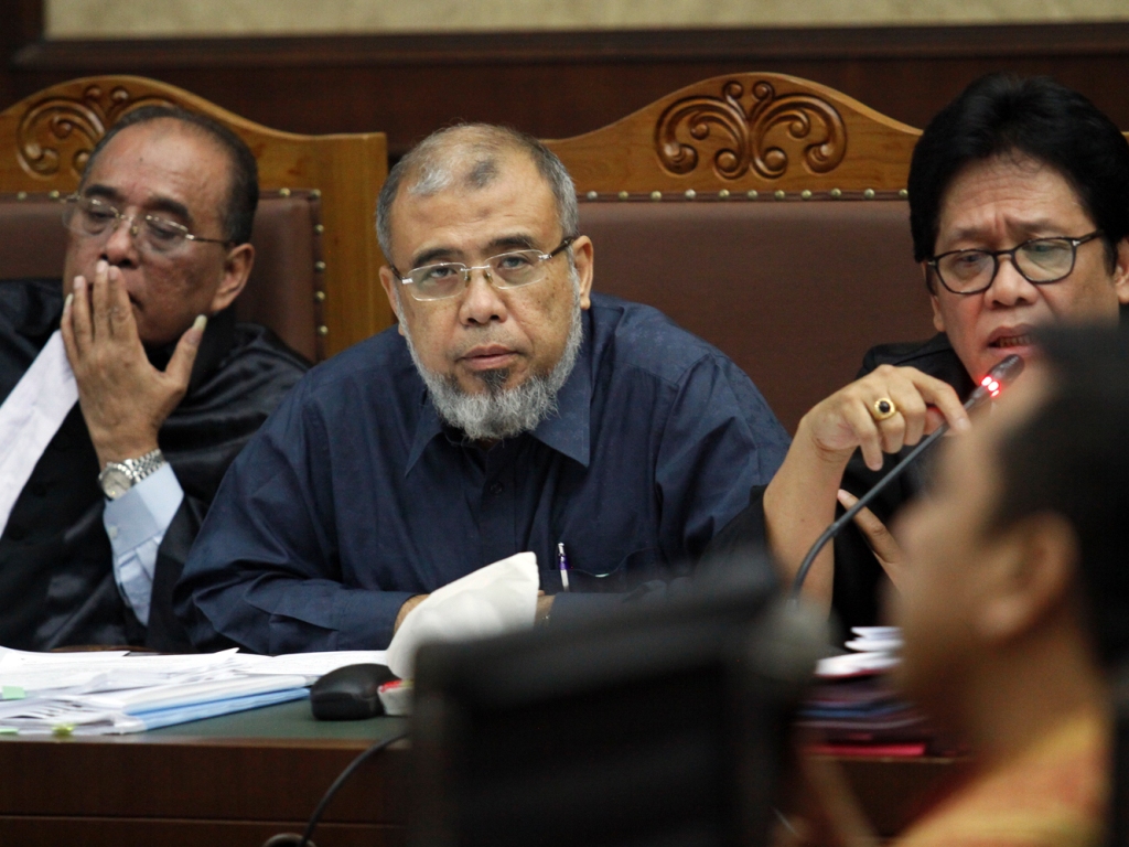 Terdakwa kasus dugaan suap judicial review di MK Patrialis Akbar (kemeja biru) didampingi kuasa hukum mendengarkan keterangan saksi saat menjalani sidang lanjutan di Pengadilan Tipikor. (Foto: MI/Bary Fathahilah).