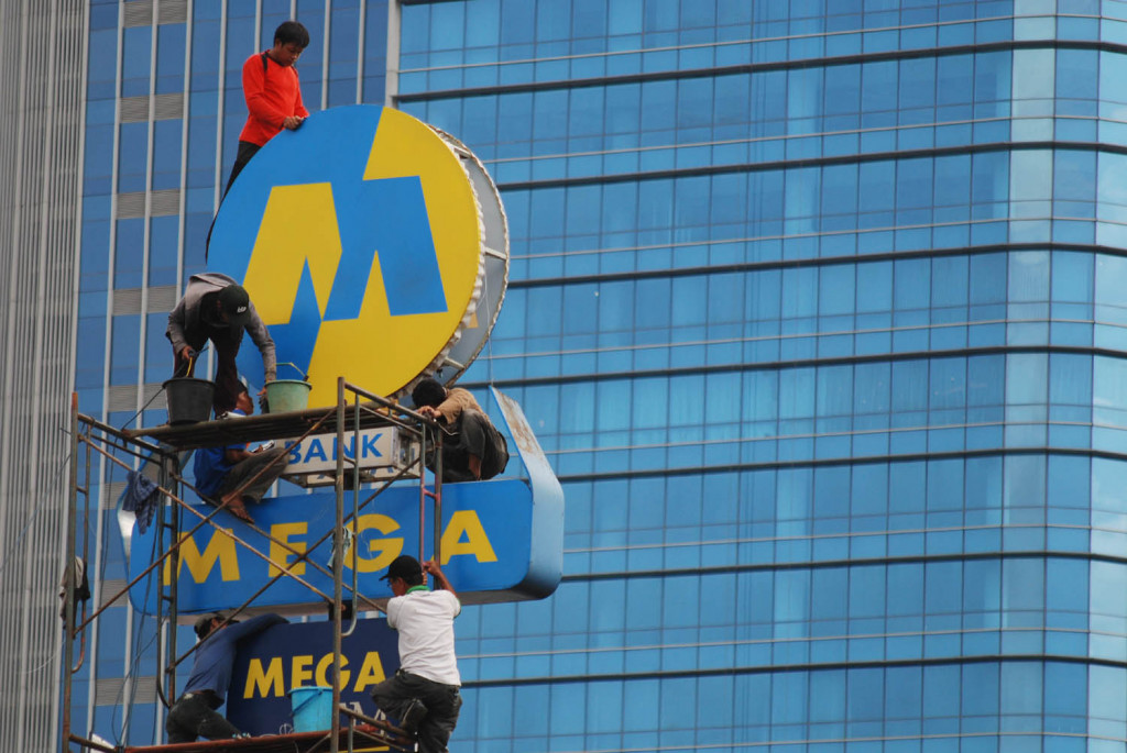 Bank Mega. MI/TRI HANDIYATNO.