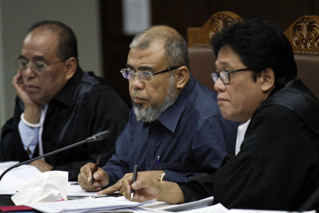 Terdakwa kasus dugaan suap judicial review di MK Patrialis Akbar (kemeja biru) didampingi kuasa hukum mendengarkan keterangan saksi saat menjalani sidang lanjutan di Pengadilan Tipikor, Jakarta, Senin (31/7/2017). Foto: MI/Bary Fathahillah
