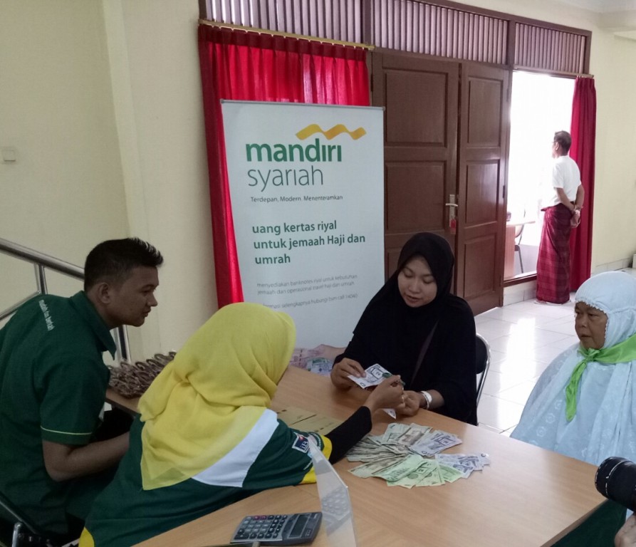 Suasana layanan loket penukaran banknotes Saudi Arabian Riyal milik BSM (Foto: dokumentasi BSM)