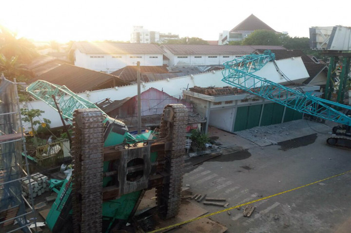 Dua Rumah Tertimpa <i>Steel Box</i> LRT di Palembang