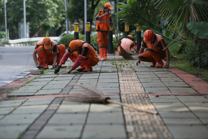 Satpol PP hingga TNI Keroyokan Bersihkan Trotoar DKI