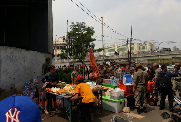 PKL Ini Marah karena Terjaring Operasi Tertib Trotoar