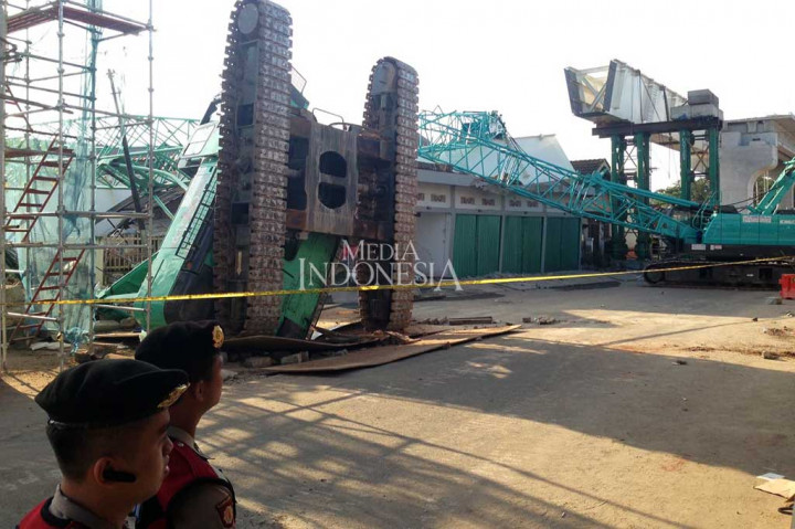 Crane Proyek LRT Palembang Jatuh dan Timpa Rumah Warga