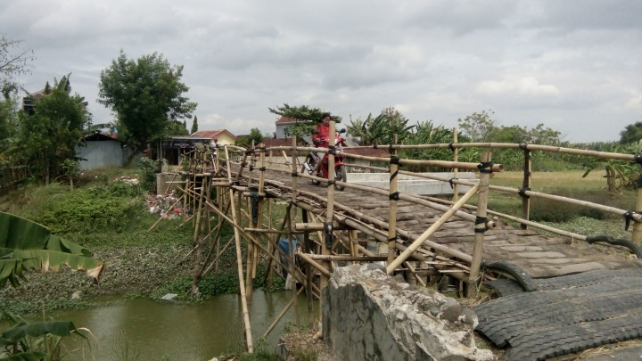 Jembatan Bambu Penghubung Dua Kabupaten