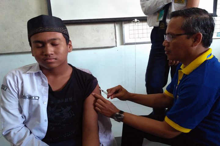 Seorang Siswa Nyaris Pingsan saat Imunisasi MR