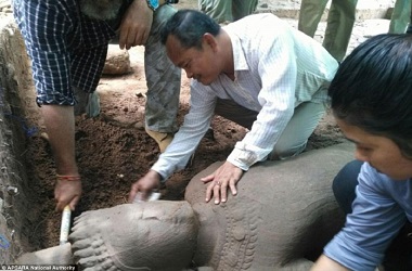 Patung Kuno Abad ke-12 Ditemukan di Angkor Wat Kamboja