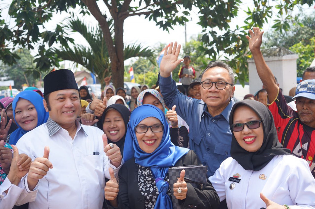 Ketua MPR Zulkifli Hasan saat mengunjungi konstituen dan pembagian sembako di Desa Bandarejo dan Desa Margakaya Lampung Selatan, Rabu 2 Agustus 2017. Foto: Dok. MPR