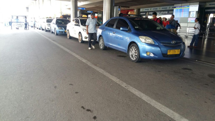 Ratusan Sopir Taksi Konvesional di Batam Mogok Tolak Taksi Online