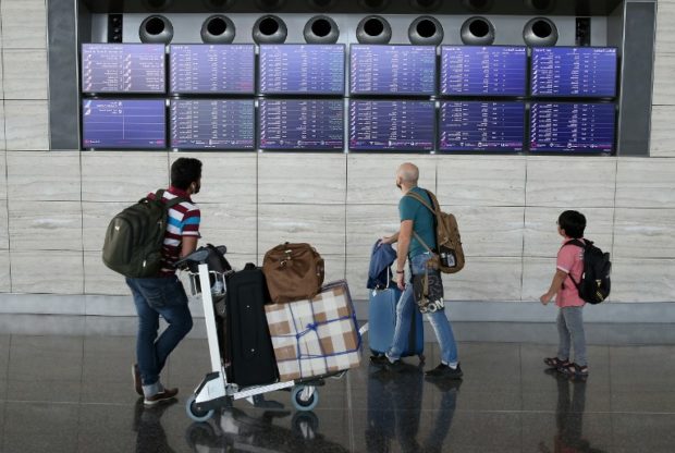 Para pendatang yang baru tiba di Hamad International Airport, Doha. (Foto: AFP)