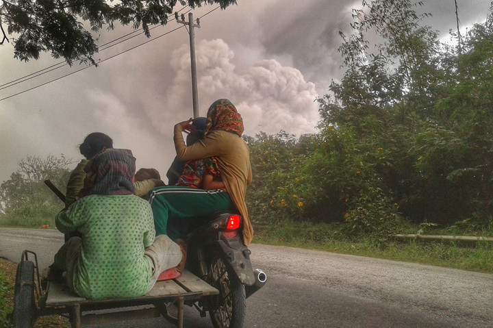 Erupsi Gunung Sinabung, Kabupaten Karo Diselimuti Abu Vulkanik