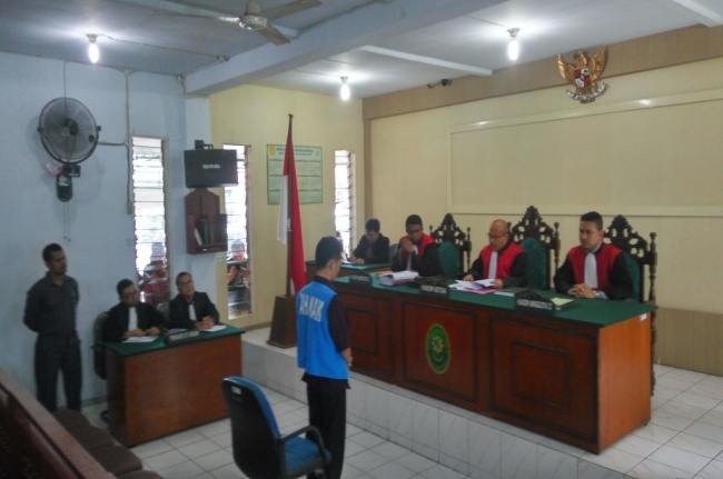 Fidelis mendengarkan vonis di PN Sanggau terkait kasus kepemilikan narkoba, MTVN Agung