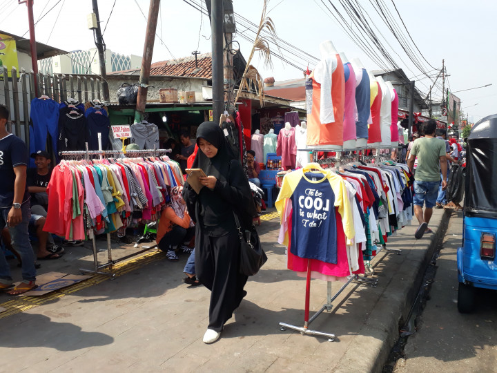 Pedagang tak Acuhkan Bulan Tertib Trotoar