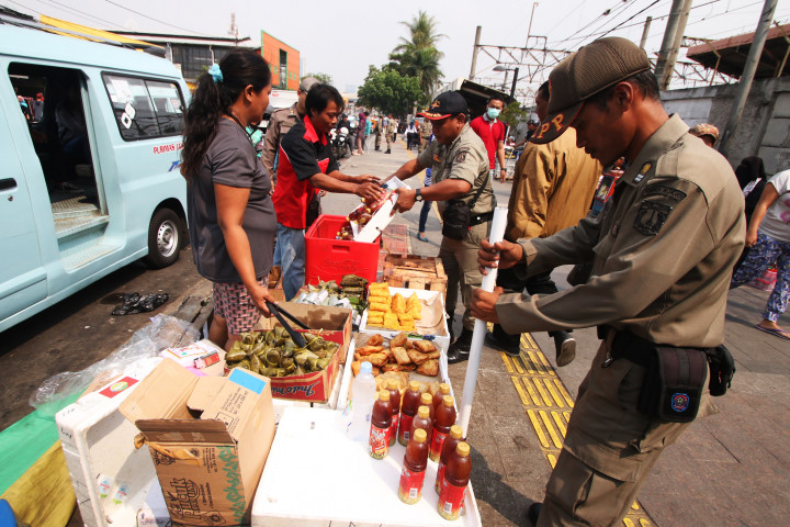 Kadis UMKM Sesalkan Petugas Tertib Trotoar Garuk PKL Binaan