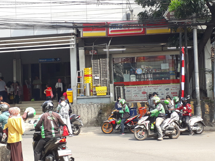 Ojek <i>Online</i> 'Duduki' Trotoar Stasiun Dukuh Atas