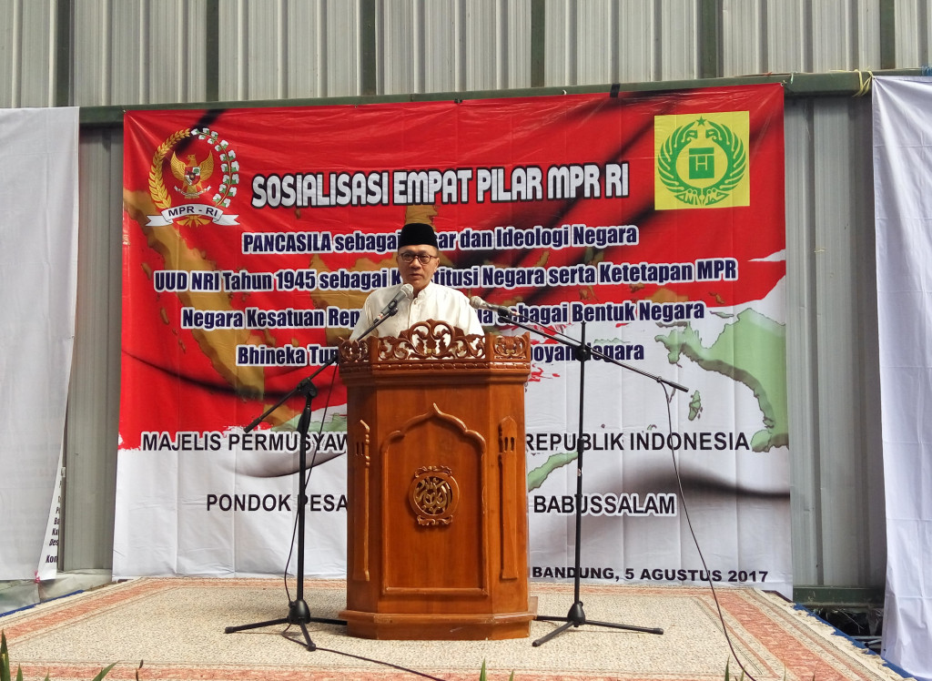 Zulkifli Hasan sosialisasi empat pilar di Pondok Pesantren Babussalam Al Muchtariyah. Foto: MTVN/Anggitondi Martaon