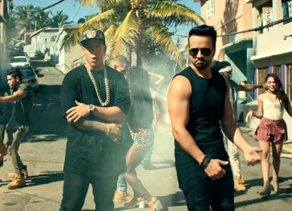 Luis Fonsi Despacito клип. Луис Фонси клипы. Деспазито актер. Кадр Despacito.