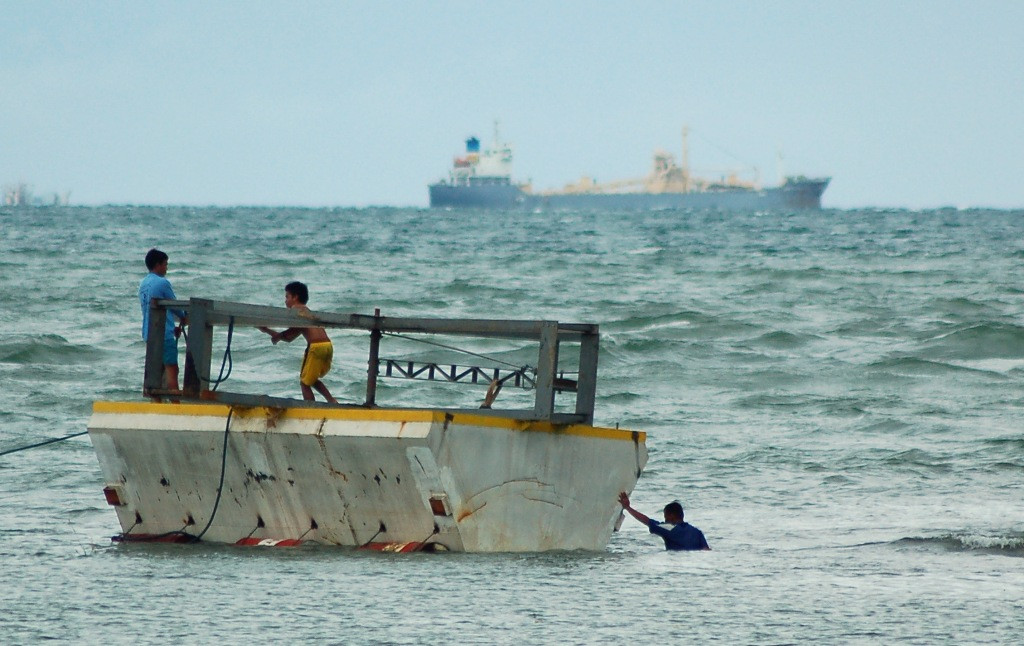Relawan melakukan uji coba Pembangkit Listrik Tenaga Gelombang Laut - Sistem Bandulan (PLTGL-SB) (ANTARA FOTO/Iggoy el Fitra)