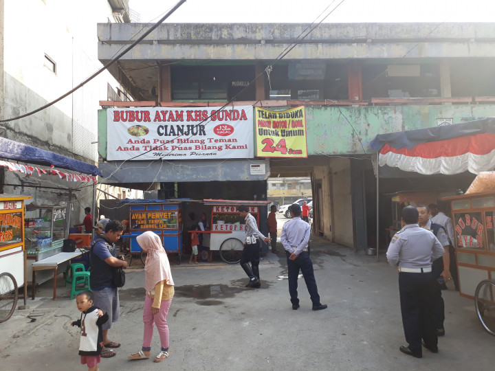 BPTJ Tertibkan Ojek Online Parkir di Trotoar Sekitar Stasiun Sudirman