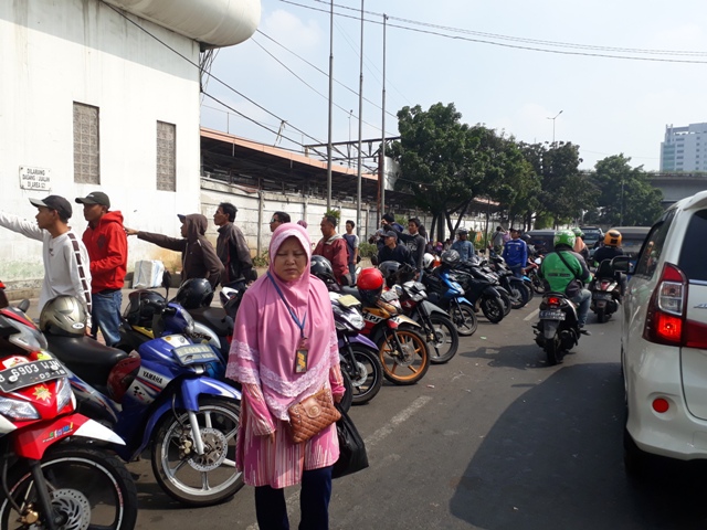 Petugas Kesulitan Mengembalikan Fungsi Trotoar Tanah Abang