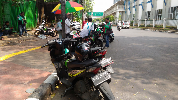 Ojek Online di Stasiun Palmerah Masih Tunggu Penumpang di Trotoar