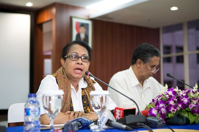 Menteri Yohana Serahkan 2017 Akta Kelahiran