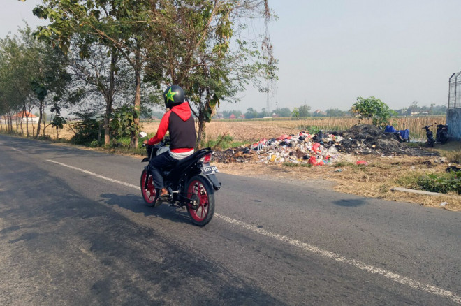 Tumpukan sampah di Jalan K.H. Romli Tamin, Peterongan, Jombang, Jawa Timur -- MTVN/Nurul Hidayat
