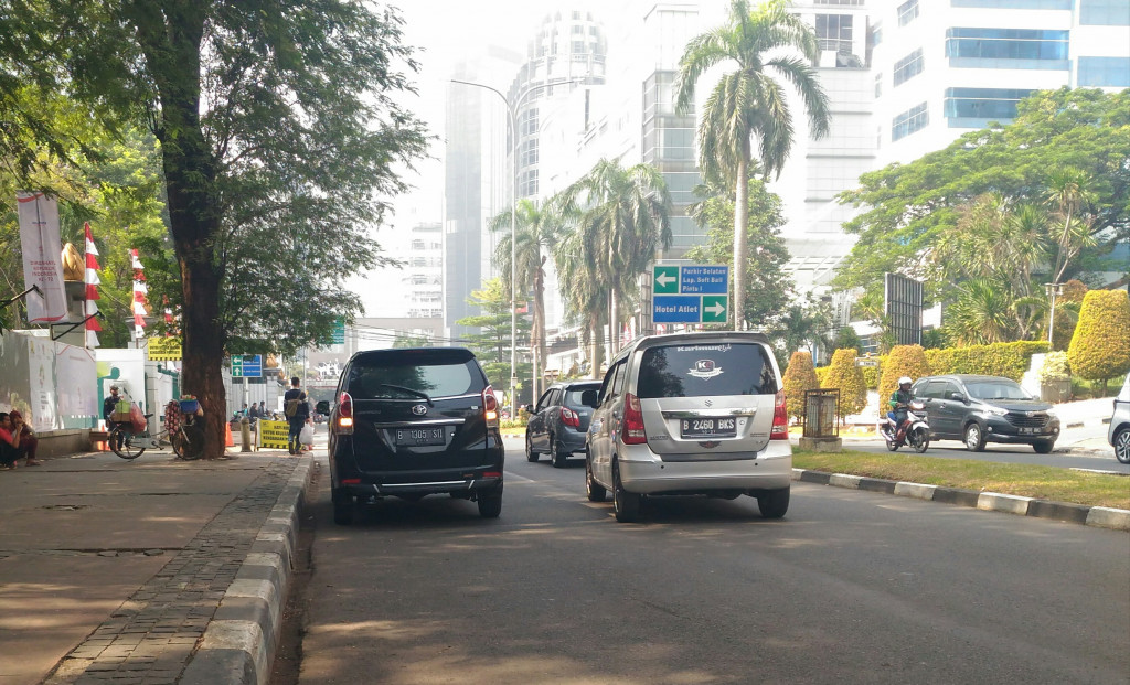 Pengendara berhenti sebelum masuk ke kawasan ganjil-genap - MTVN/Ilham Wibowo. 