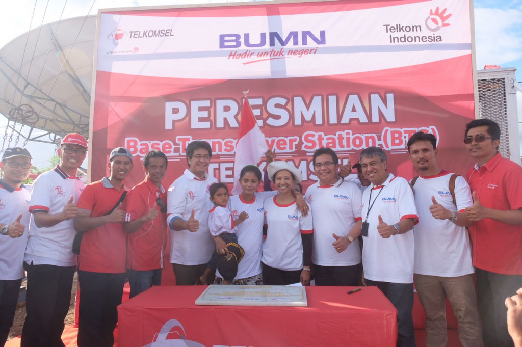 Menteri BUMN Rini M. Soemarno (kelima dari kanan) didampingi oleh Direktur Utama Telkom Alex J. Sinaga (keempat dari kanan) usai menandatangani prasasti Peresmian BTS Telkomsel di Pulau Liran. Foto: Dok. Telkom