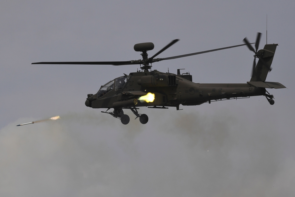 Helikopter tempur jenis Apache dalam sebuah latihan (Foto: AFP).