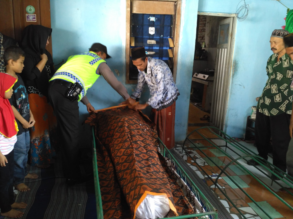 Jenazah salah satu korban miras di Plantaran, Kaliwungu, Kendal, Jateng. (Metrotvnews.com/Iswahyudi)