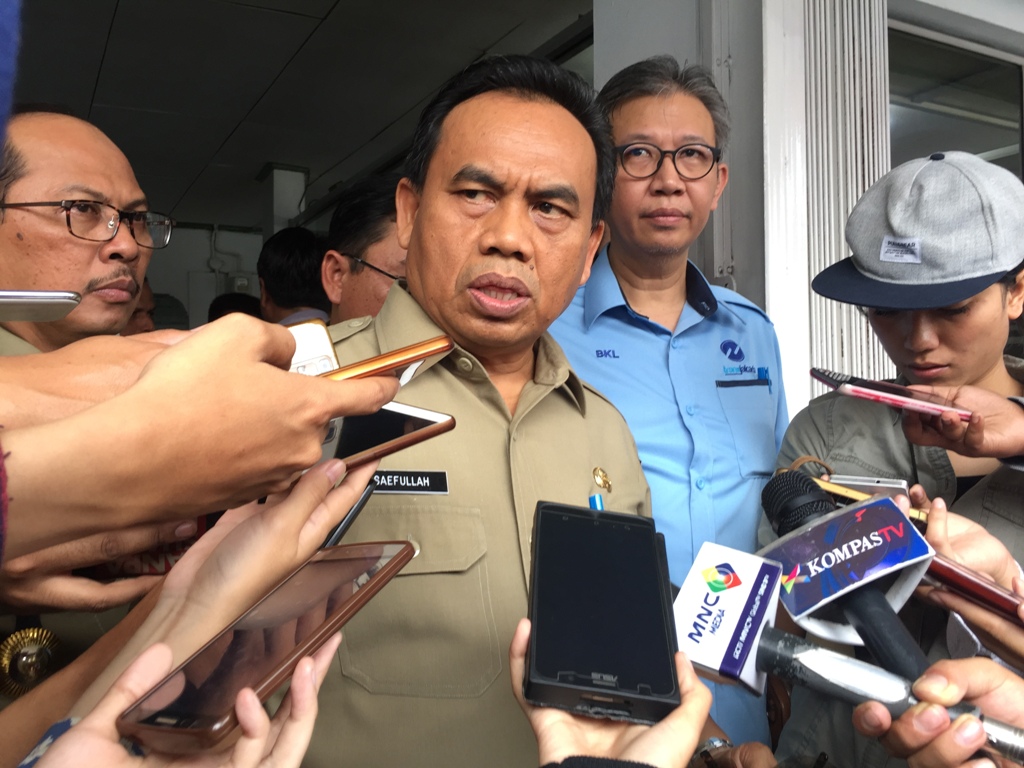 Sekda DKI Jakarta, Saefullah, berbincang dengan wartawan usai memantau koridor 13 TransJakarta di Jakarta Selatan, Selasa 8 Agustus 2017. Foto: Metrotvnews.com/Lis Pratiwi