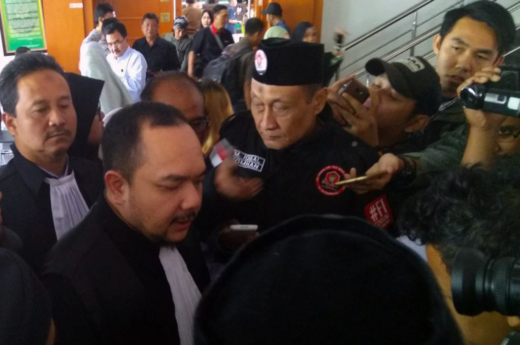 Aldwin Rahadian, kuasa hukum terdakwa Buni Yani di Gedung Perpustakaan dan Kearsipan, Jalan Seram, Bandung, Jawa Barat -- MTVN/Octavianus Dwi Sutrisno