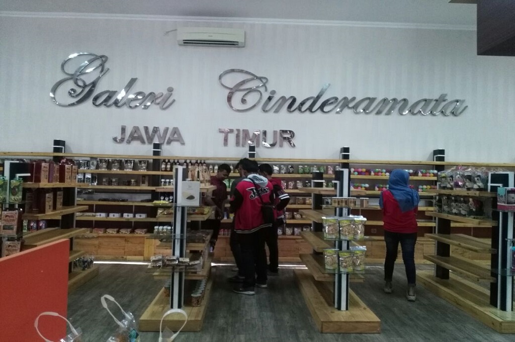 Sejumlah pengunjung mendatangi Galeri Cinderamata Jawa Timur untuk mendapatkan produk UMKM khas Jatim, MTVN - Ririn