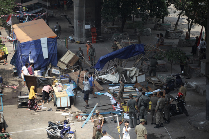 Pemkot Jakbar Tertibkan Trotoar Jalan Latumenten