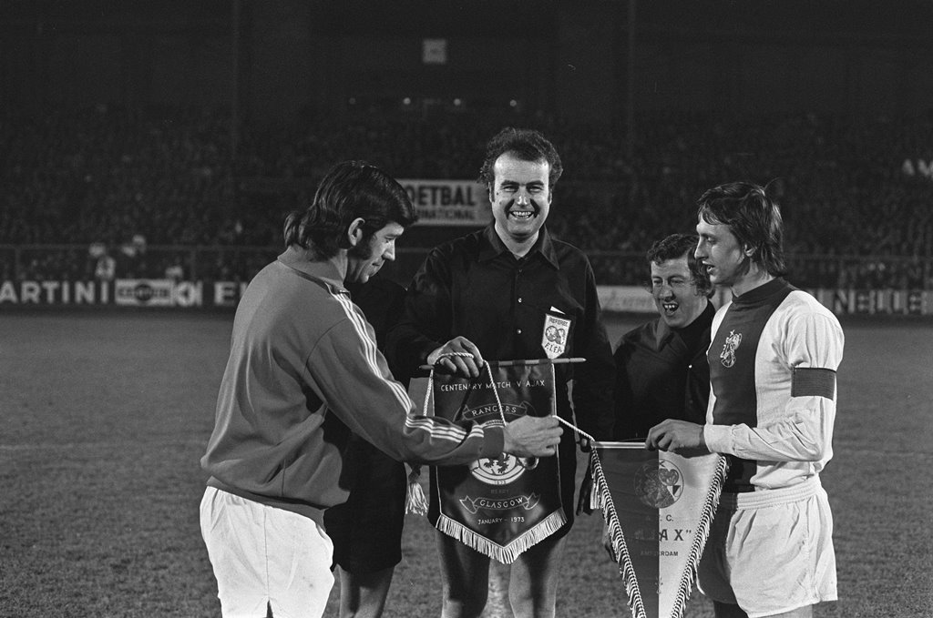 Suasana pertandingan Ajax Amsterdam vs Glasgow Rangers pada 1972. (Foto: Wikimedia Commons)