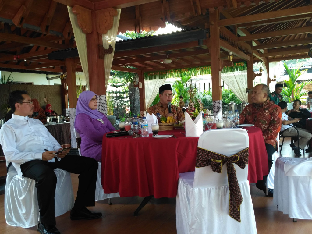 Menteri Agama Lukman Hakim Saifuddin (berpeci) saat jamuan makan siang bersama kepala kanwil kemenang se-Indonesia di Prambanan, DIY. (Metrotvnews.com/Patricia Vicka)