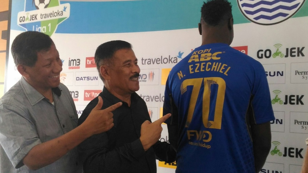 Manajer Persib Umuh Muchtar saat memperkenalkan Ezechiel Aliadjim NDouassel sebagai striker baru Persib (Foto: MTVN/Roni Kurniawan)